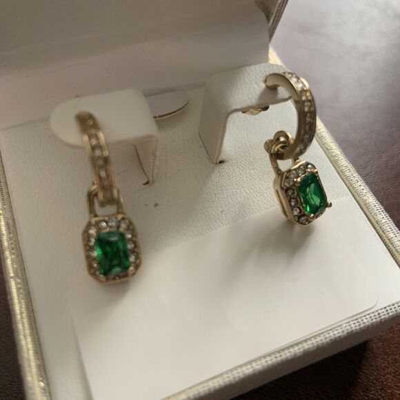 Green Clear Gold MAY BIRTHSTONE EMERALD COLOR DANGLE EARRINGS GV9 Stamp - Picture 3 of 7